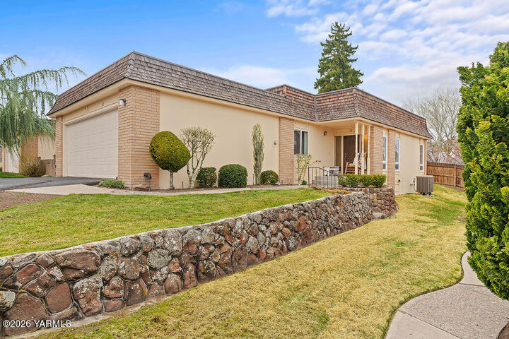 Property Photo:  32 Crest Cir  WA 98908 