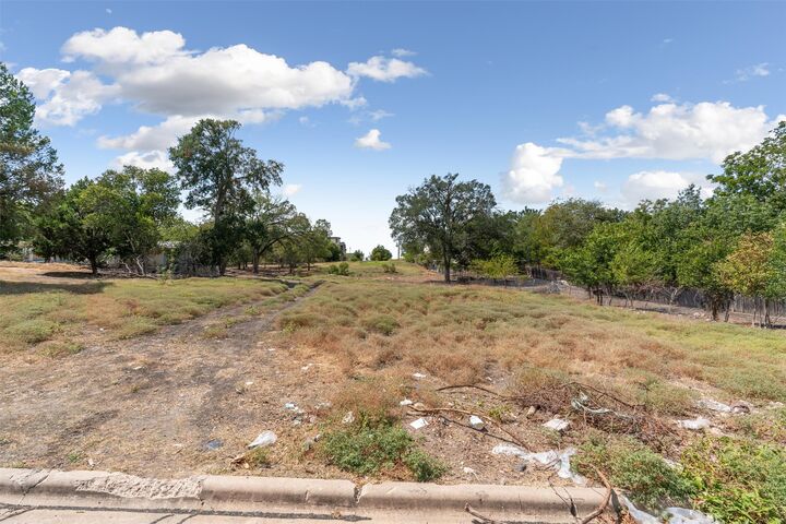 Property Photo:  2404 Thrasher Lane  TX 78741 