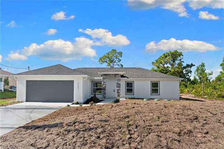 Property Photo:  519 Hawthorne Ave S  FL 33974 