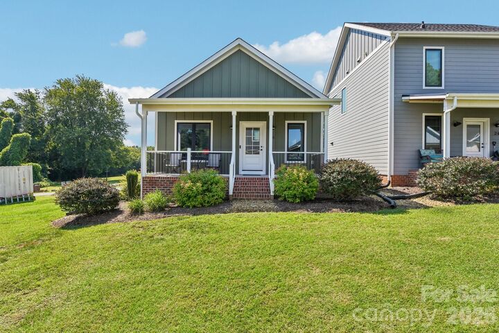 Property Photo:  24 Cottage Court  NC 28630 