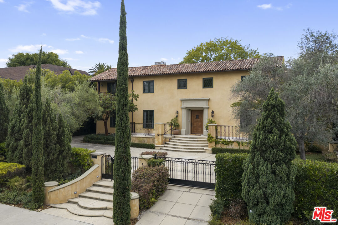 Property Photo:  305 S June St  CA 90004 