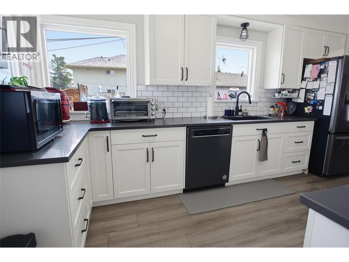 Property Photo:  220 Park Street  BC V2B 4A7 