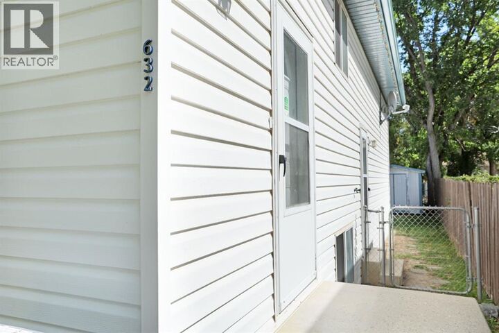 Property Photo:  632 1 Street West  AB T1R 0N3 