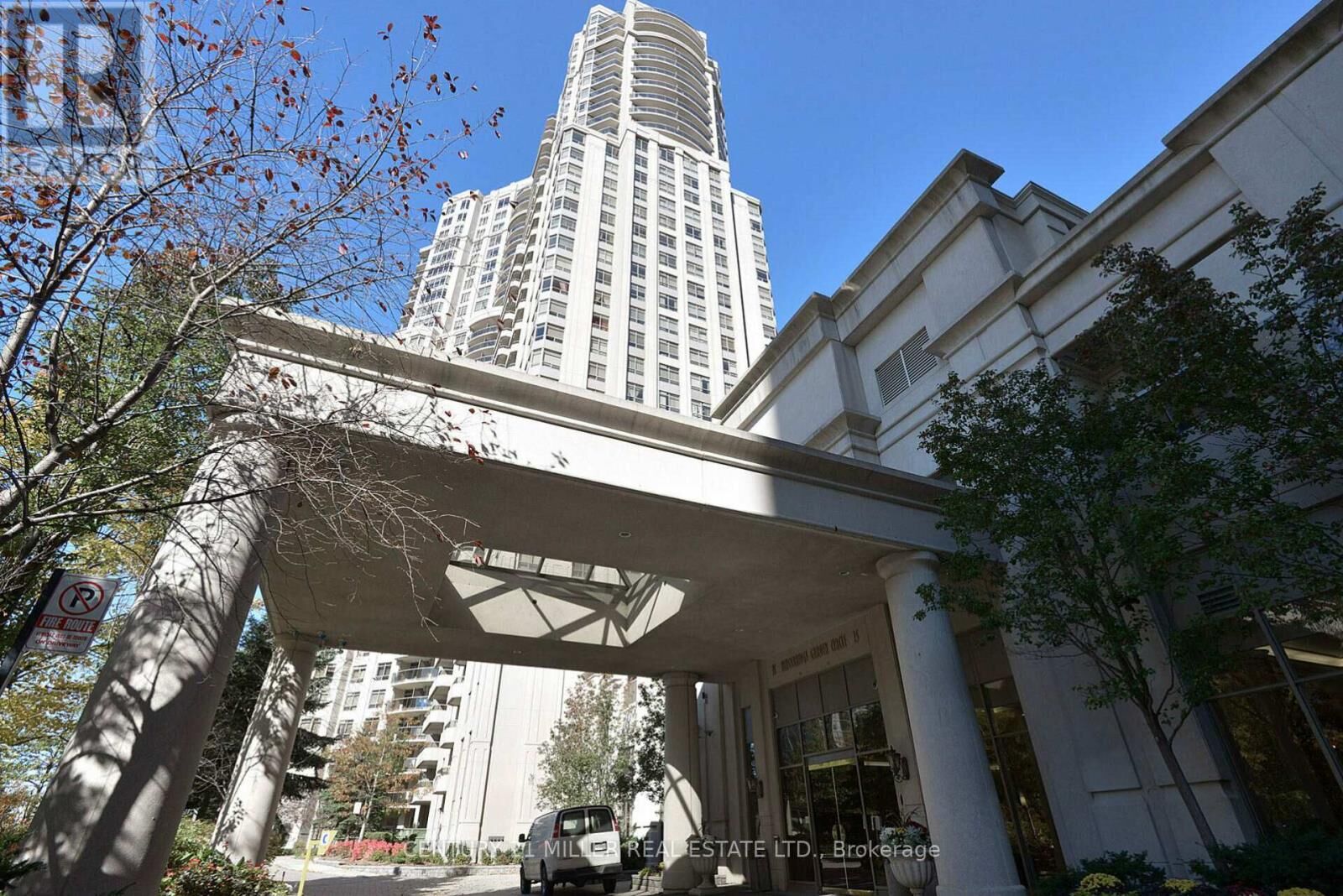 Property Photo: 25 Kingsbridge Garden Circle 3013 ON L5R 4B1