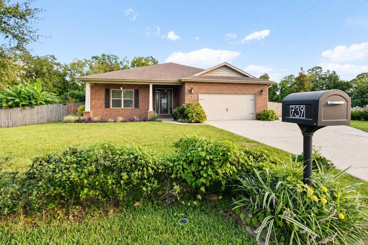 Property Photo: 739 Overbrook Drive FL 32547