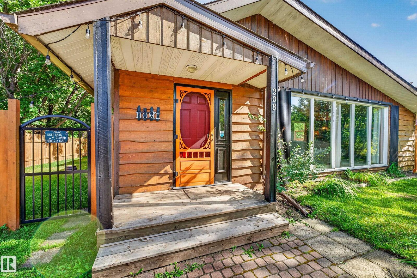 Property Photo:  208 1 Avenue  AB T0C 1X0 