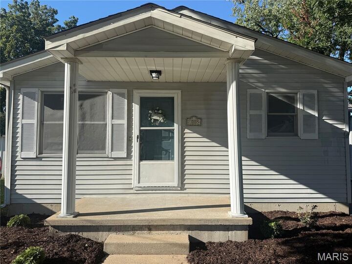 Property Photo:  1005 W Pine Street  IL 62052 