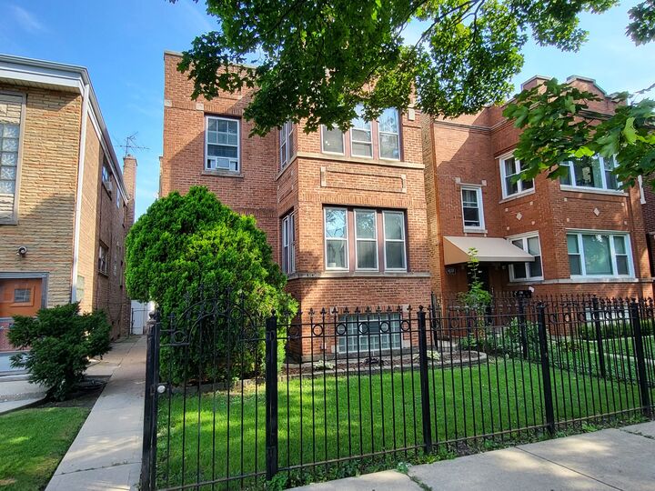 Property Photo:  4140 W Barry Avenue  IL 60641 