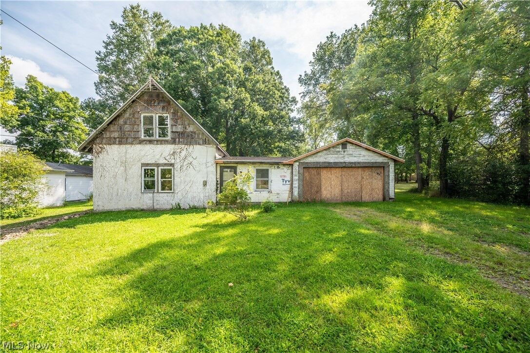 Property Photo: 1090 N River Road NE OH 44483