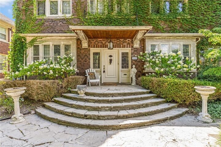 Property Photo:  122 Dufferin Avenue  ON N3T 4R1 