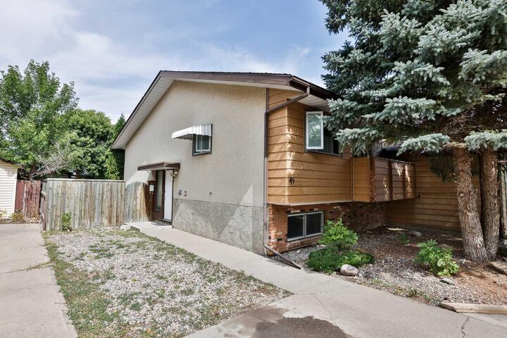 Property Photo:  49 Meadowlark Boulevard N  AB T1H 4R4 