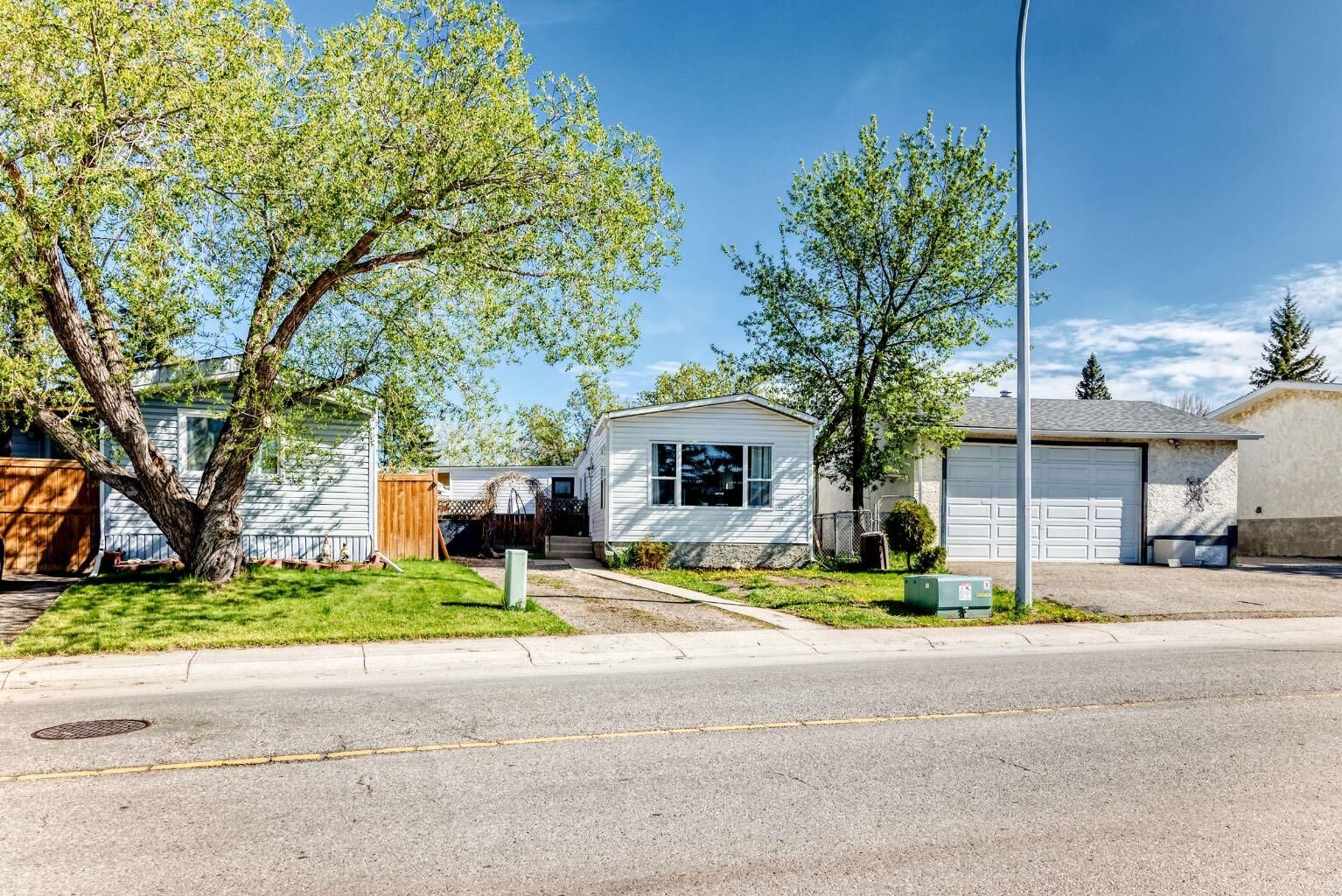 Property Photo:  124 Big Springs Drive SE  AB T4A 1J9 