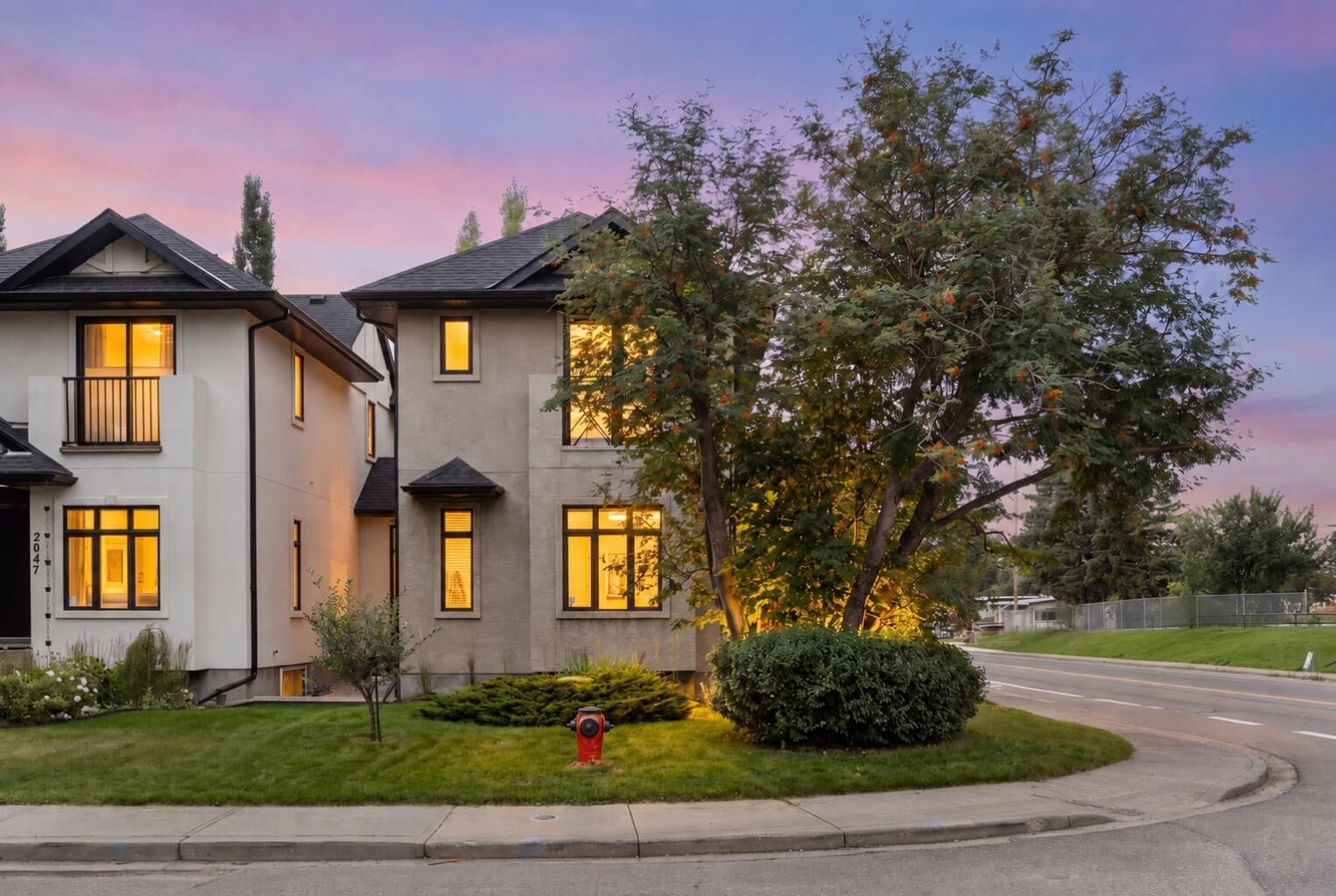 Property Photo:  5012 20 Street SW  AB T2T 6N8 