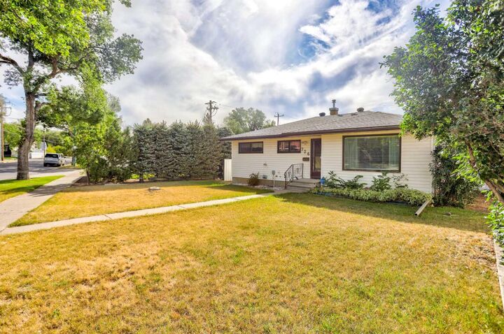 Property Photo:  726 10 Avenue S  AB T1K 0A1 