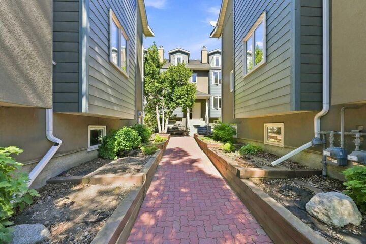 Property Photo:  110 10 Avenue NE 12  AB T2E 0W7 