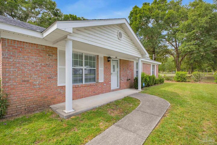 Property Photo: 5119 Cherry Blossom Ln FL 32570
