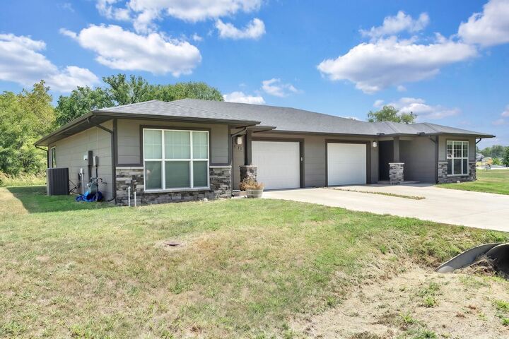 Property Photo:  1027-1029 N H St  KS 67152 