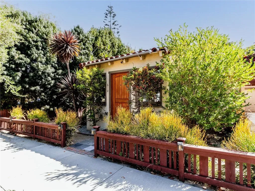 Property Photo:  610 Euclid  CA 90814 