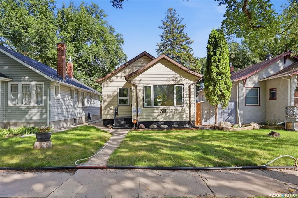 Property Photo:  1304 C Avenue N  SK S7L 1K8 