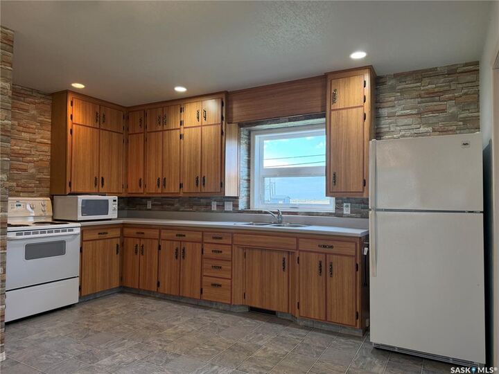 Property Photo:  2 Railway Avenue  SK S0K 1C0 