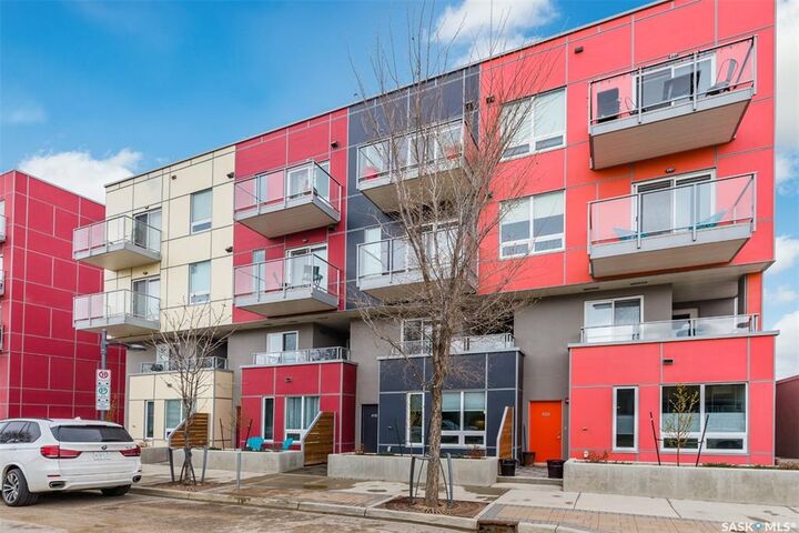 Property Photo:  418 C Avenue S  SK S7M 1N6 