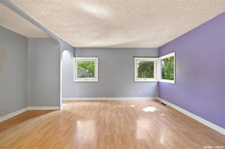 Property Photo:  2204 Lorne Avenue  SK S7J 0R9 