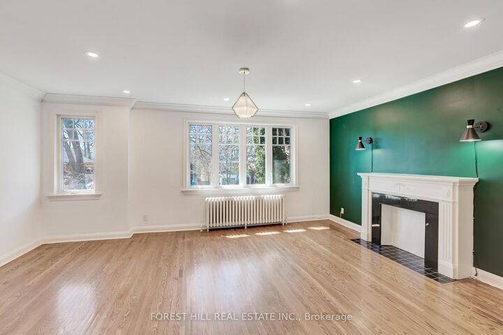 Property Photo: 345 Walmer Road 4 ON M5R 2Y3