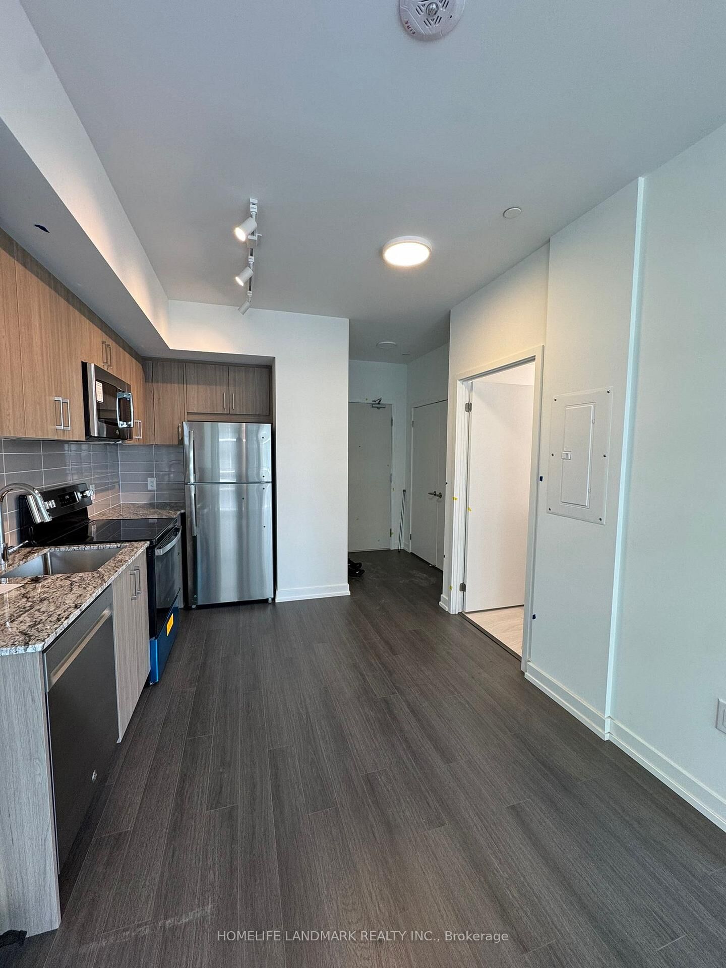 Property Photo:  4010 Eglinton Avenue W 1805  ON M9A 0G5 
