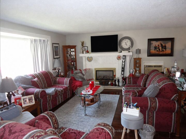 Property Photo:  17 Pineridge Crescent  ON L1B 1B9 