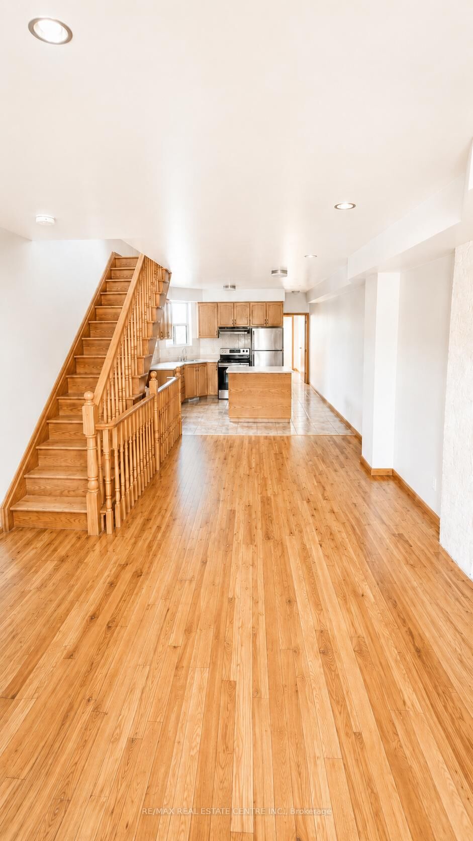 Property Photo:  908 Ossington Avenue Upper  ON M6G 3V1 