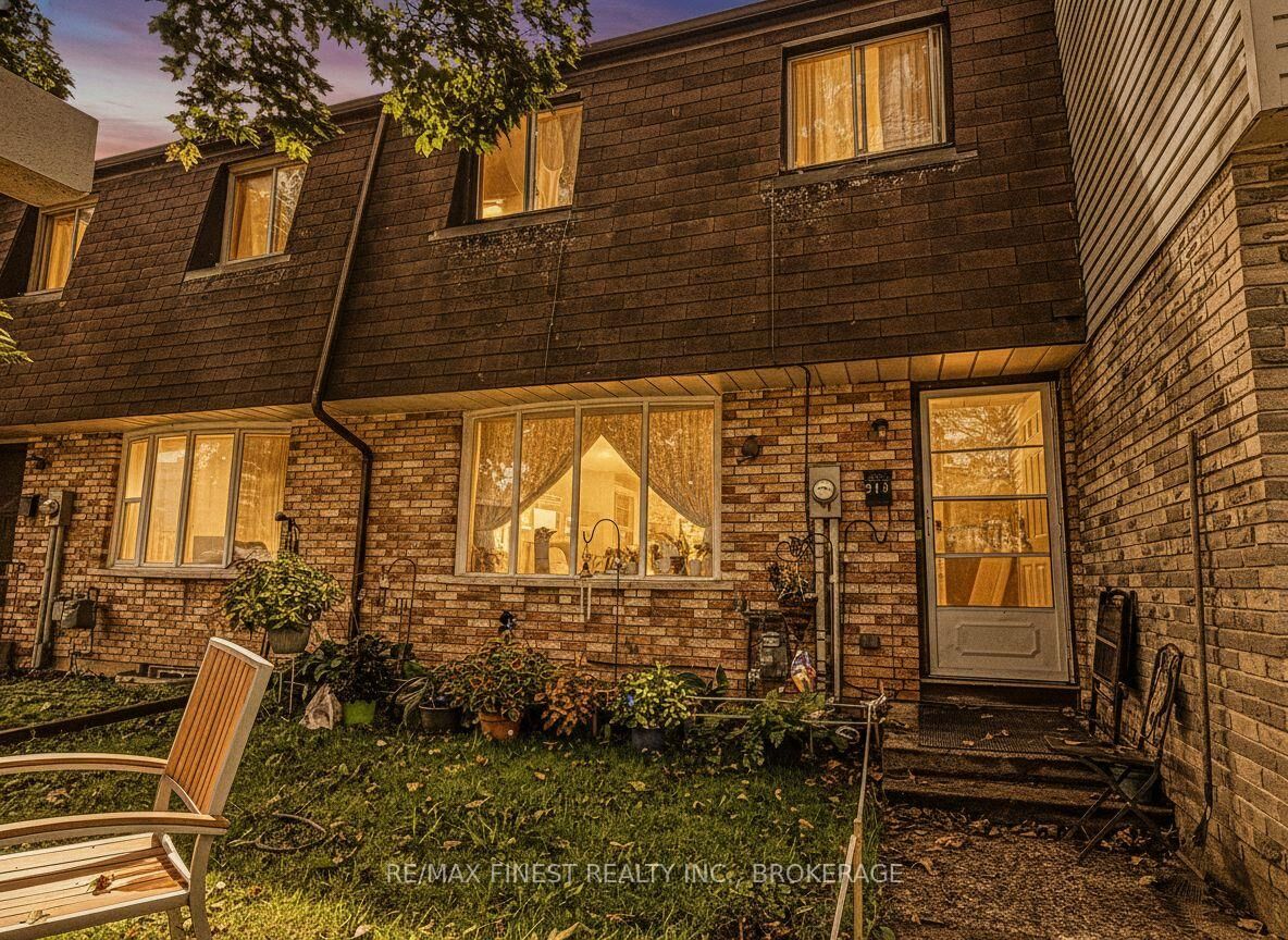 Property Photo: 913 Oakview Avenue ON K7M 6V4