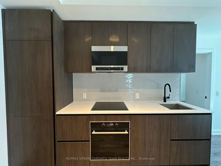 Property Photo: 127 Broadway Avenue 805 ON M4P 1V3