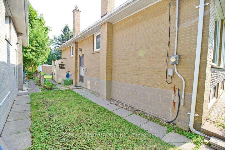 Property Photo:  324 Elmwood Avenue Main Fl  ON L4C 1L8 