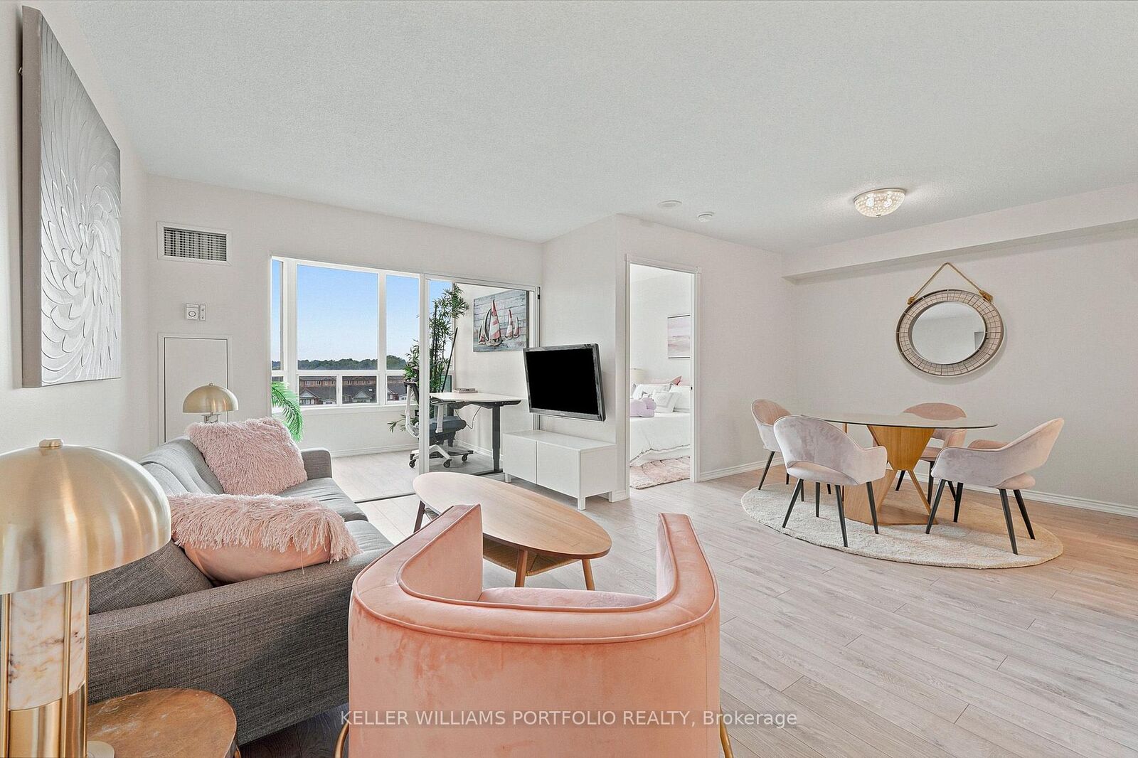Property Photo: 135 Hillcrest Avenue 605 ON L5B 4B1