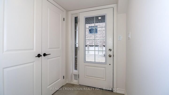Property Photo:  1987 Matteer Court 31  ON L9S 0V2 
