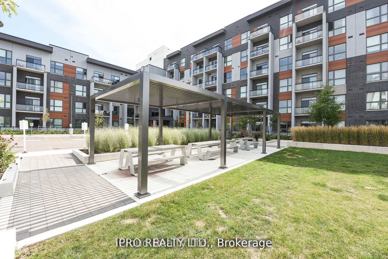 Property Photo:  95 Dundas St W Street 004  ON L6M 5N4 