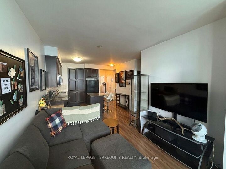 Property Photo:  330 Burnhamthorpe Road W 2810  ON L5B 0E1 