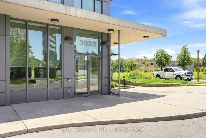 Property Photo:  3525 Kariya Drive 811  ON L5B 0C2 
