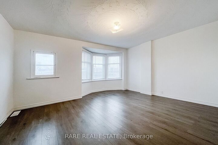 Property Photo:  32 Garnet Avenue Upper  ON M6G 1V5 