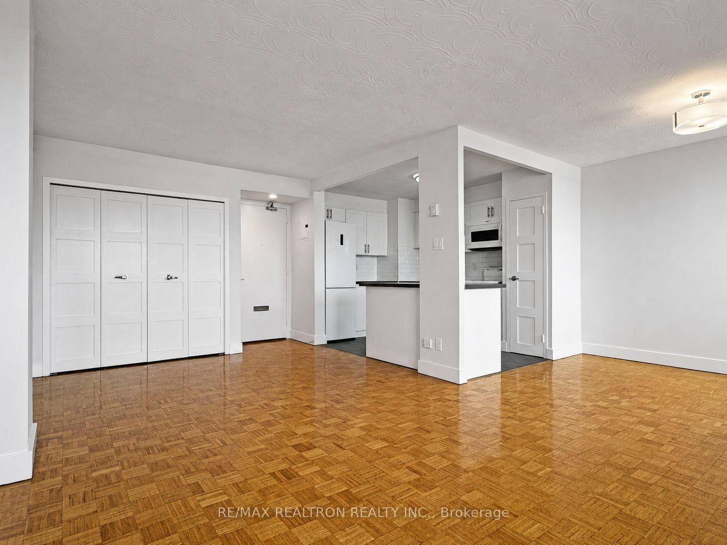 Property Photo:  525 Eglinton Avenue E 903  ON M4P 2P6 