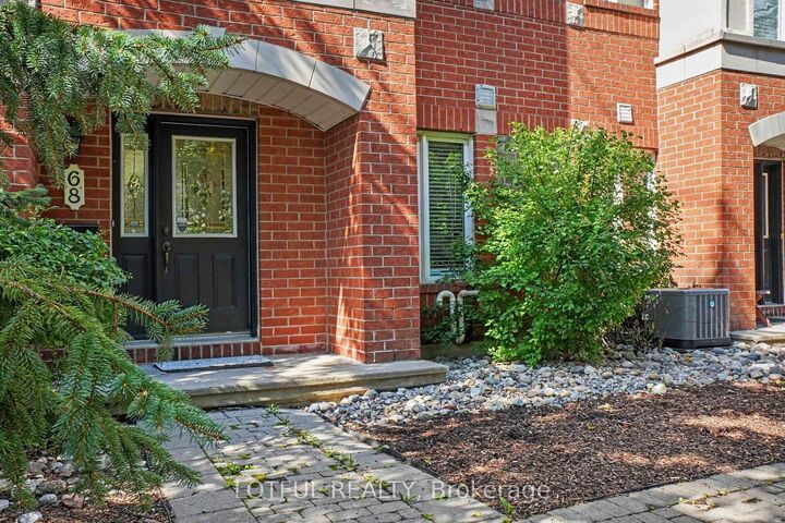 Property Photo:  68 Metropole Private  ON K1Z 1G1 
