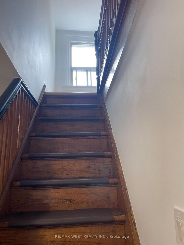 Property Photo:  734 Manning Avenue 2nd Floor  ON M6G 2W4 