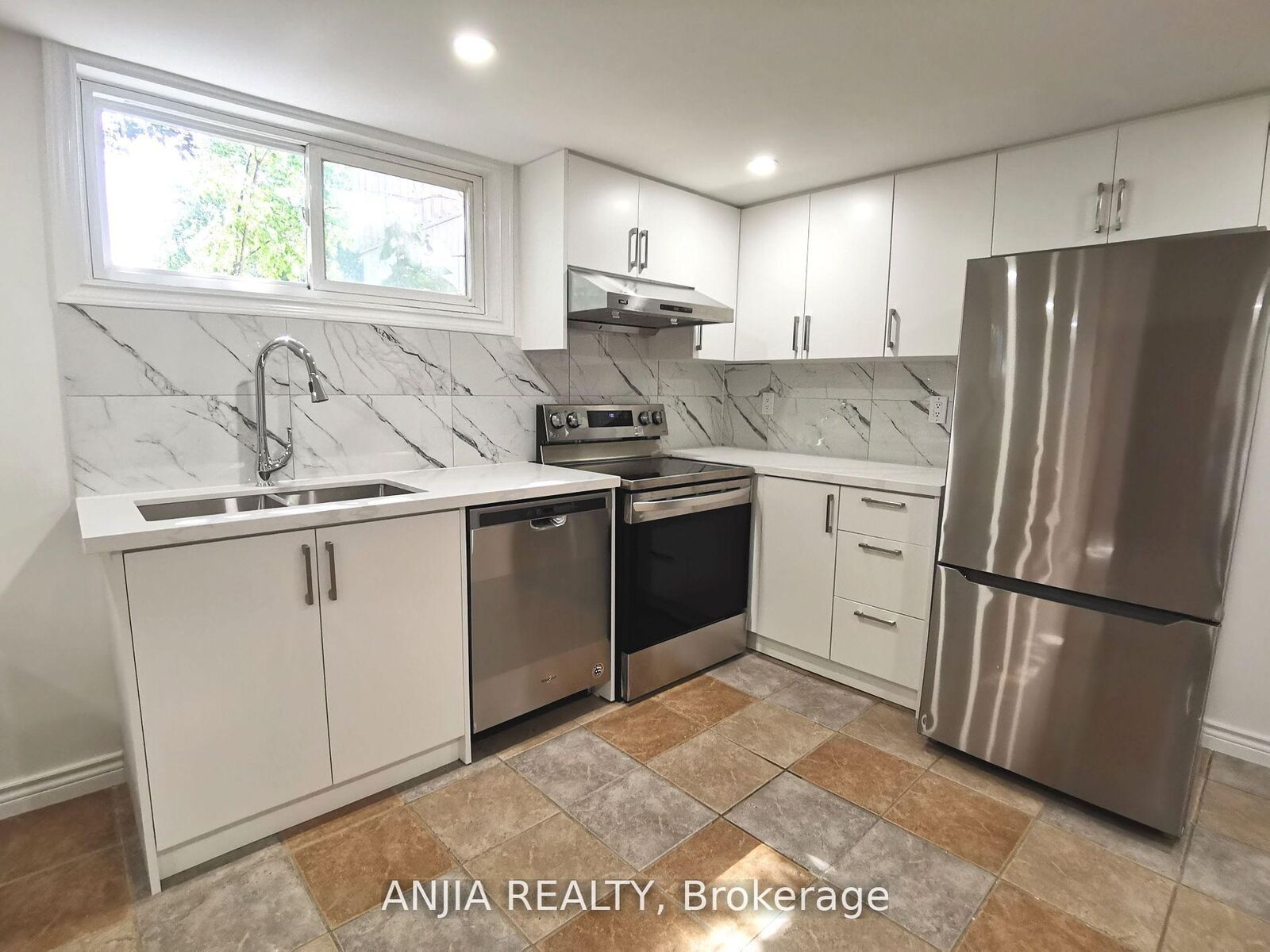Property Photo:  442 Bonita Crescent  ON L4C 3N1 