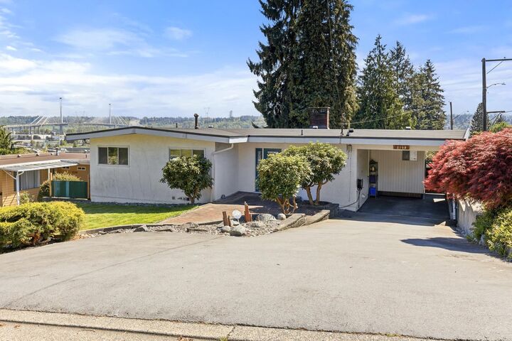Property Photo:  2190 Hillside Avenue  BC V3K 1L2 