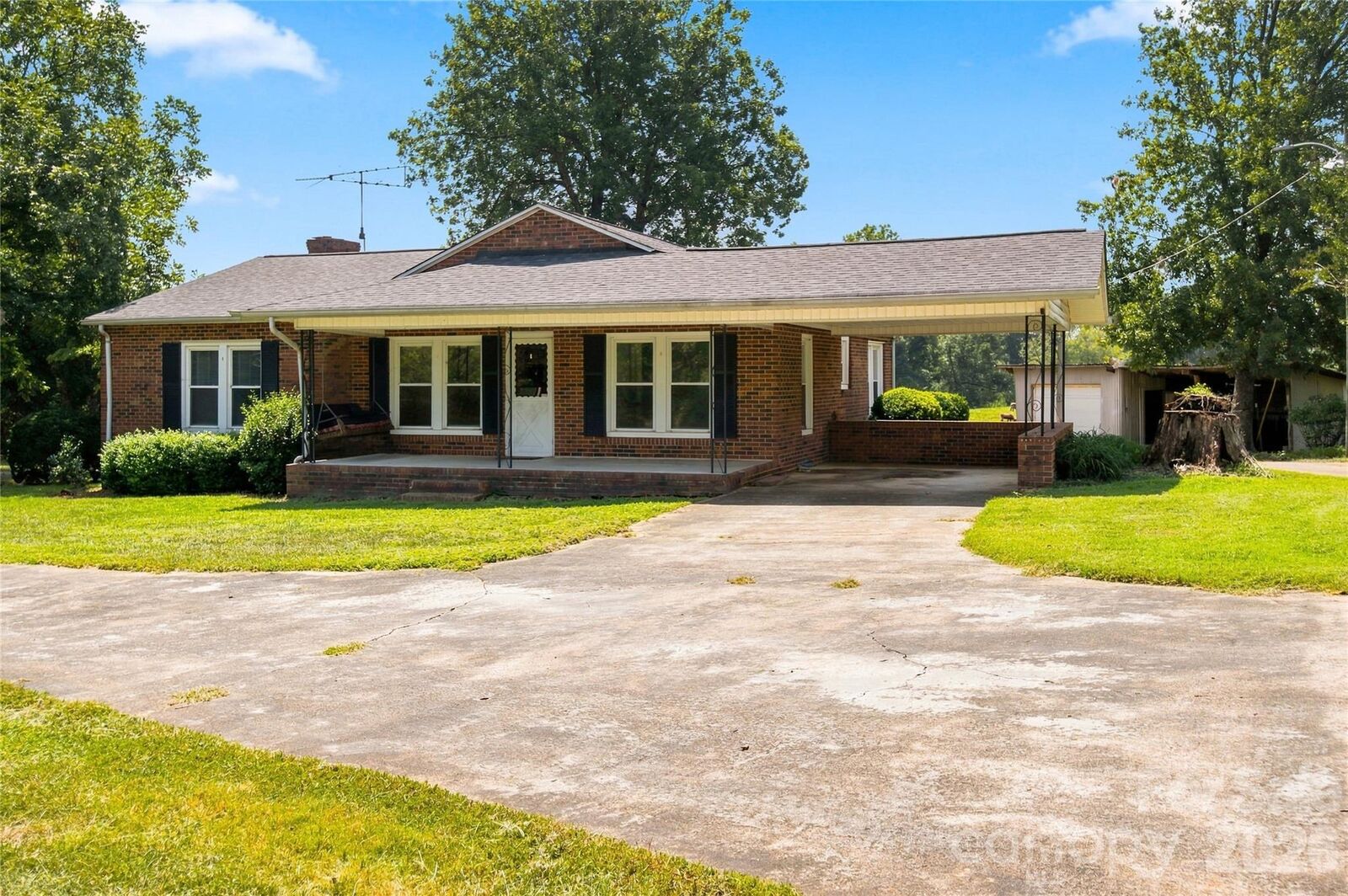 Property Photo: 421 Elam Road NC 28090