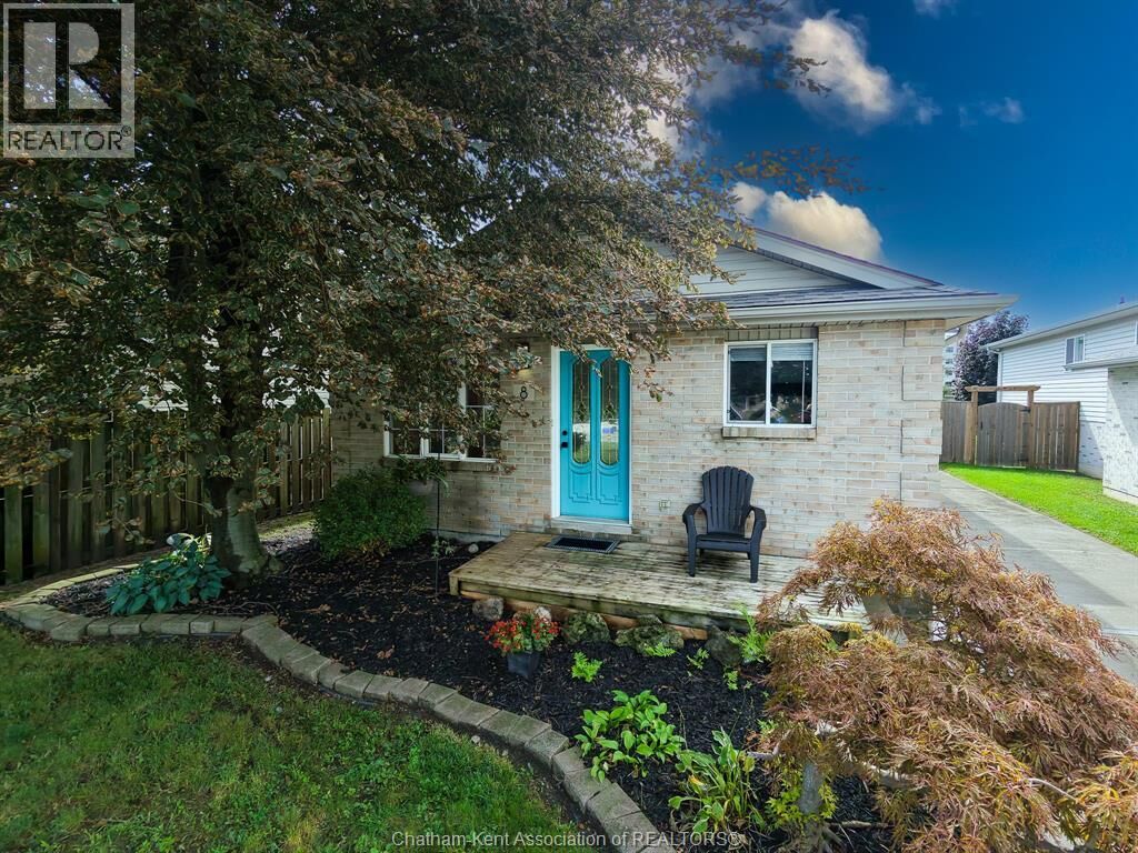 Property Photo:  8 Hampton Court  ON N7M 6K9 