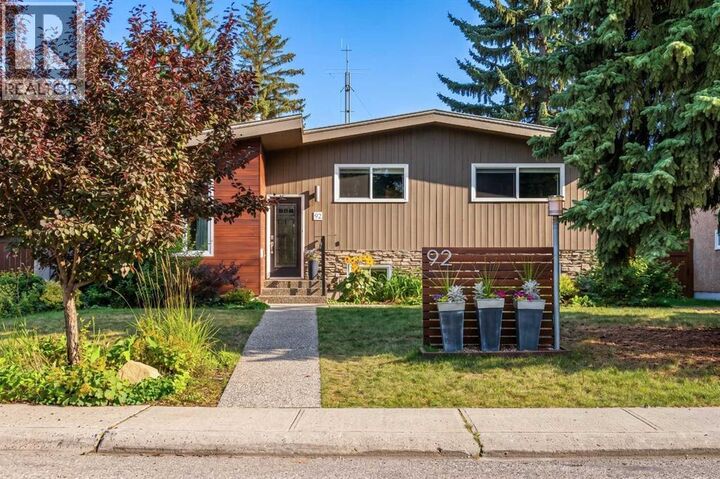 Property Photo:  92 Chinook Drive Southwest  AB T2V 2P9 