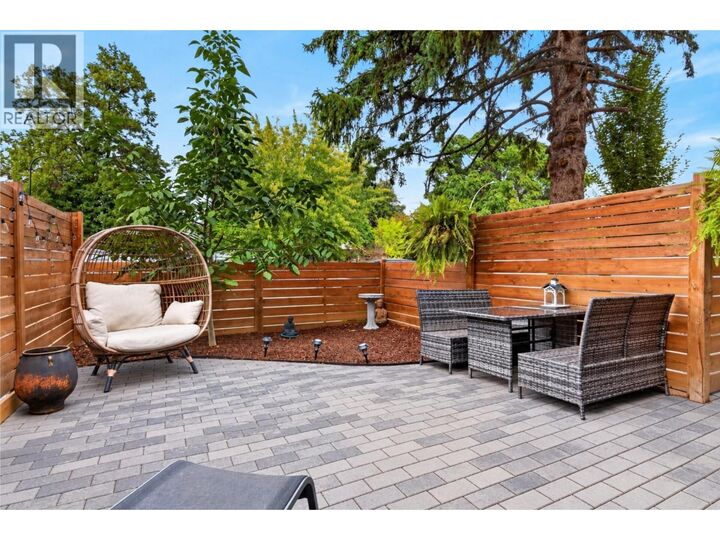 Property Photo:  845 Lawson Avenue 4  BC V1Y 6S9 