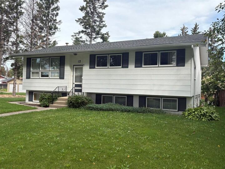 Property Photo: 12 Earl Avenue MB R7N 0N3
