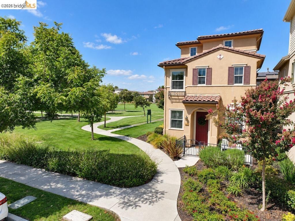Property Photo: 806 Queen Palm Ln CA 94513